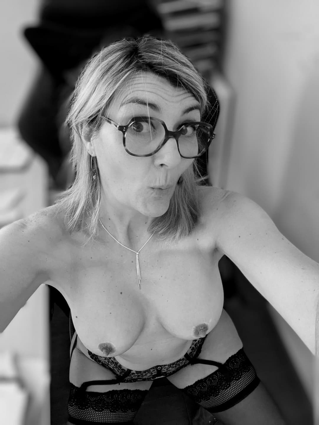 Secretaire salope se masturbe au bureau (France)