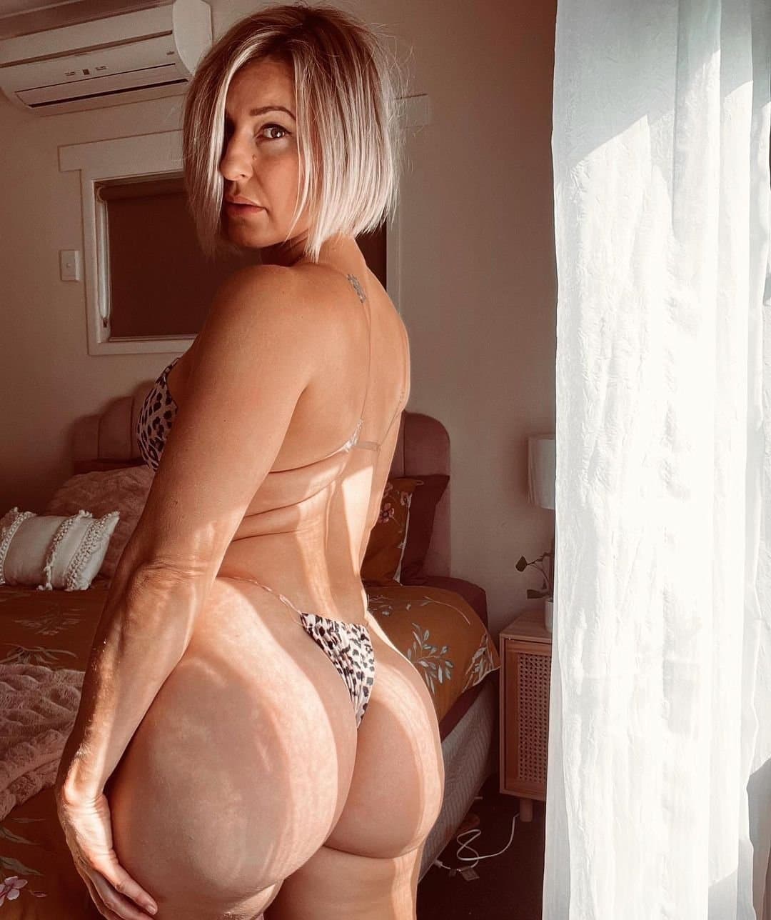 Click to view full size Coroa loira sarada Rogue Mamacita???