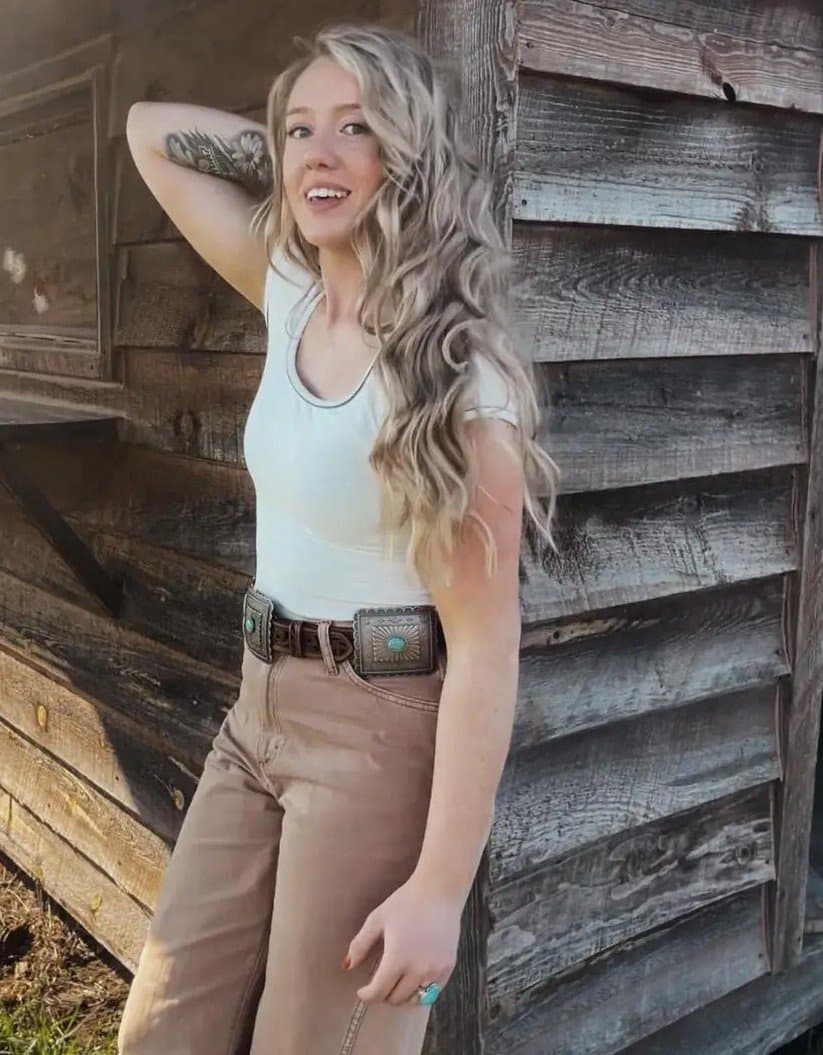 Blonde slutty country girls are always the freakiest. She wants to be made famous