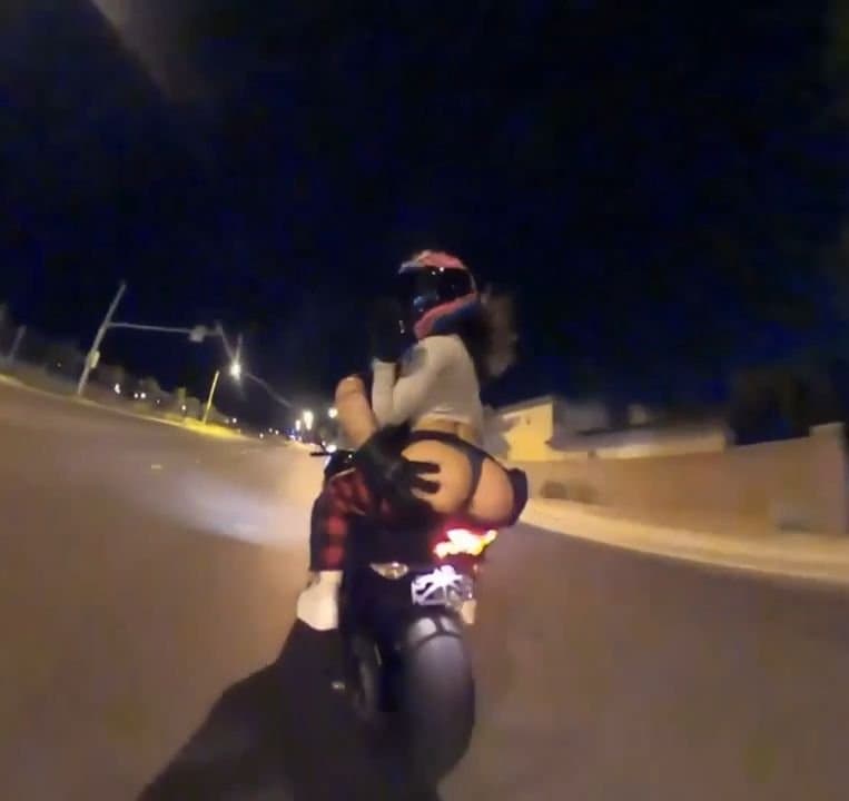 Culona argentina cojiendo arriba de la moto y chupando pija cn sus tetas K4rl1 Merg3nth4ler Parte 38