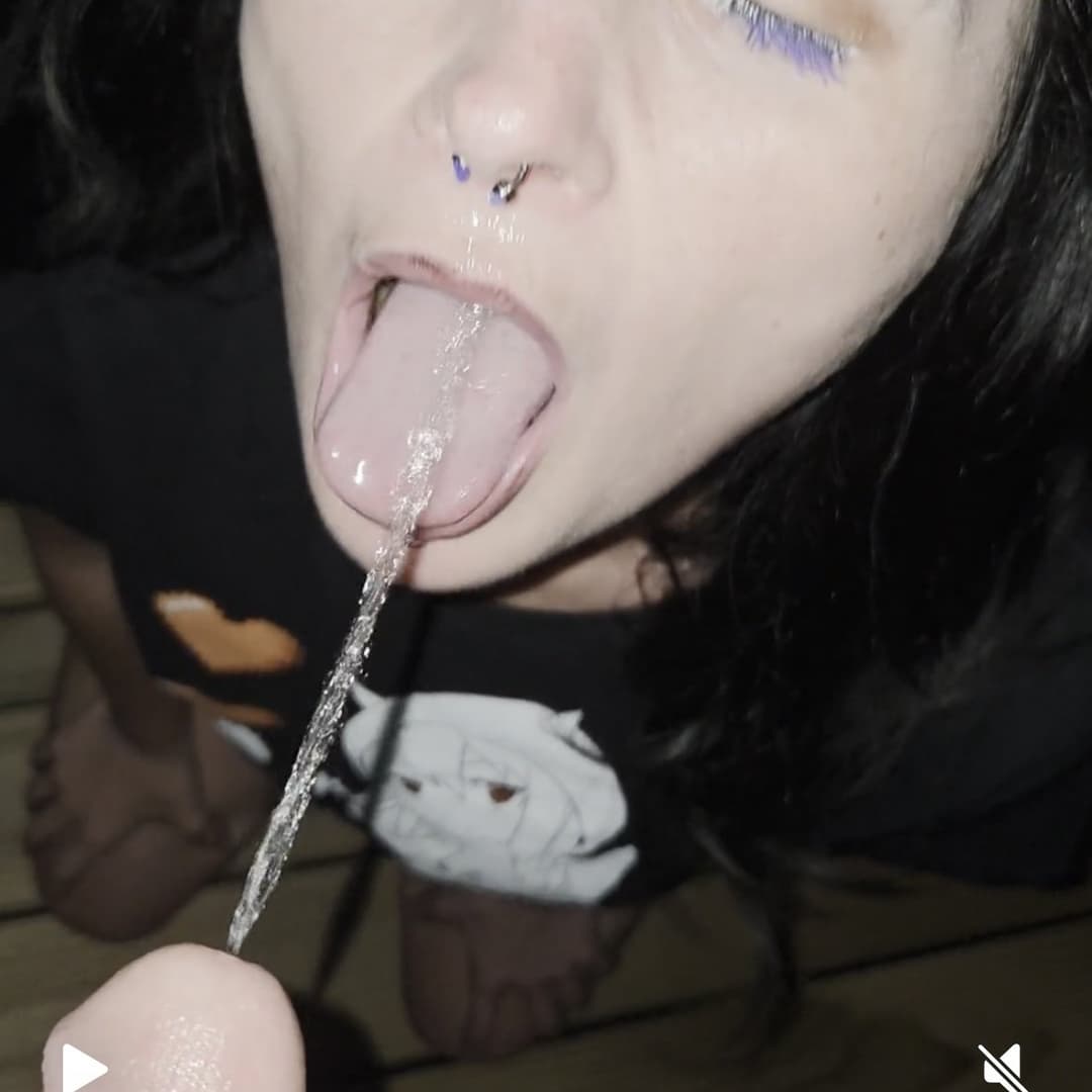 Slut loves to drink piss