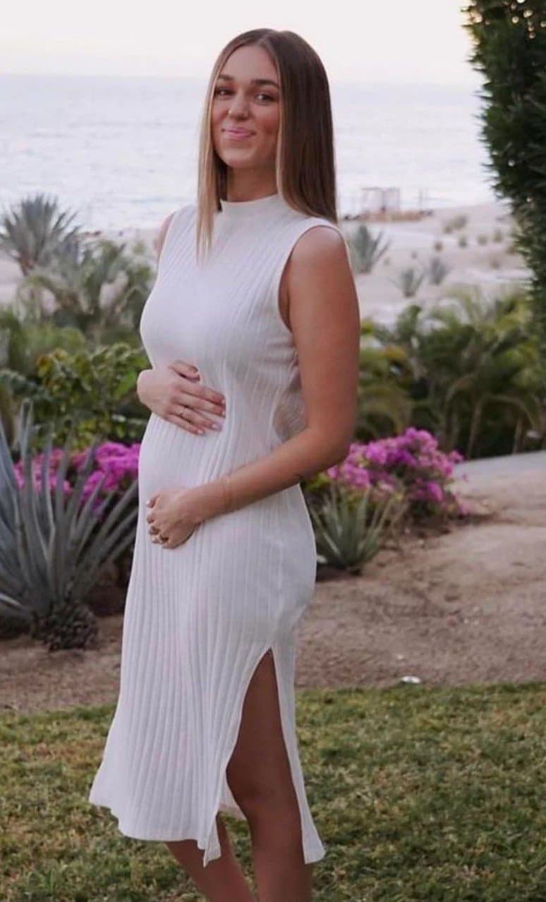 Christian slut Sadie Robertson likes creampies and making babies. She is a milf cum whore