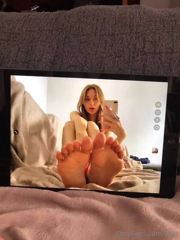 Lolli and her sexy soles and arches ???????