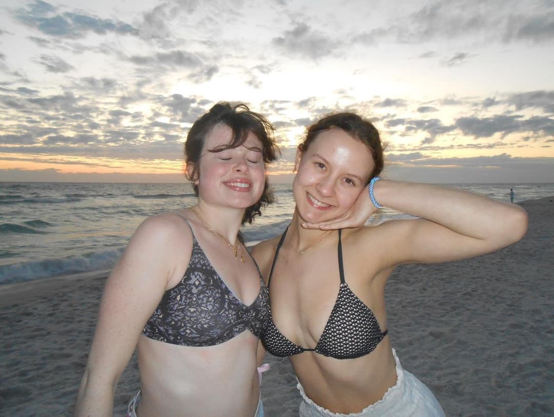 Sexy Teens in Bikinis