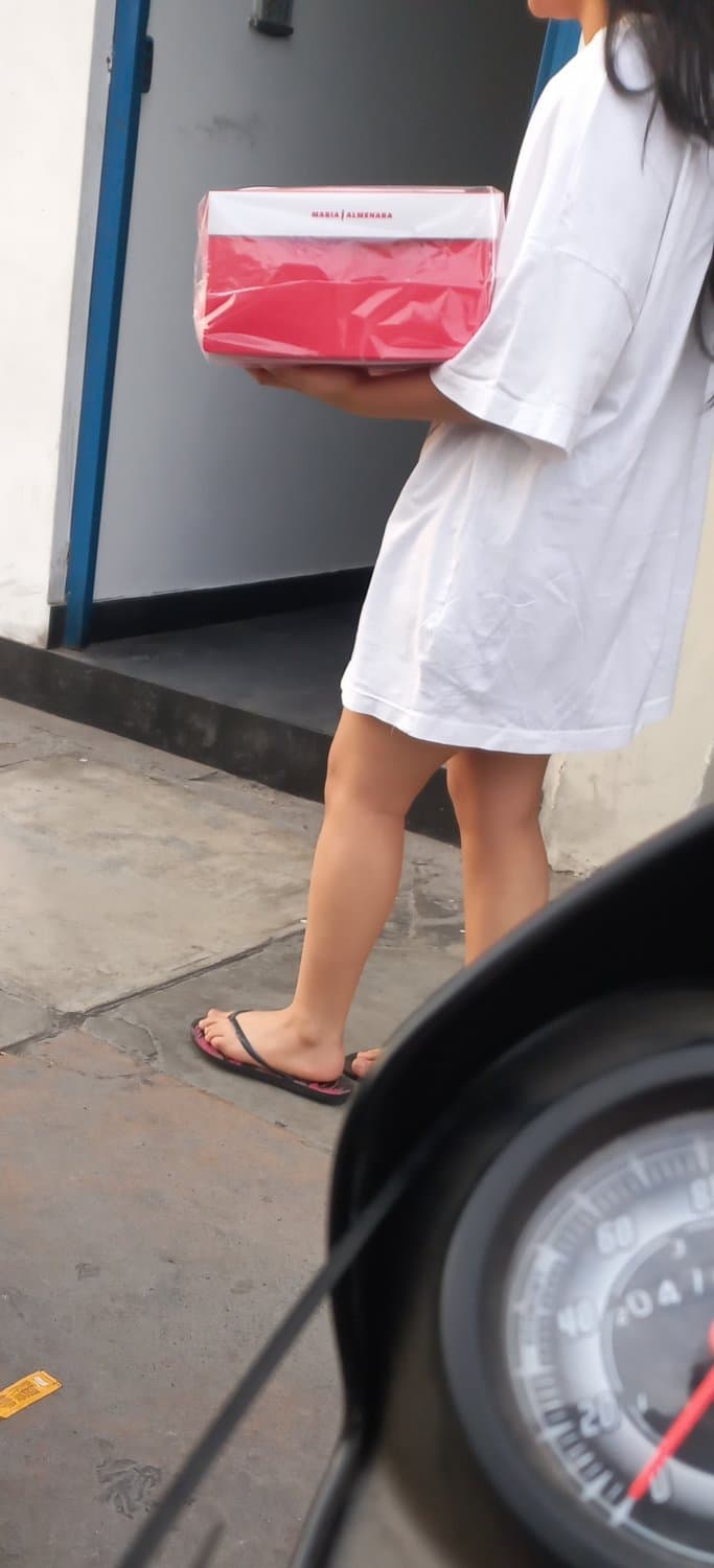 Morrita con hermosas piernas y hermosos pies