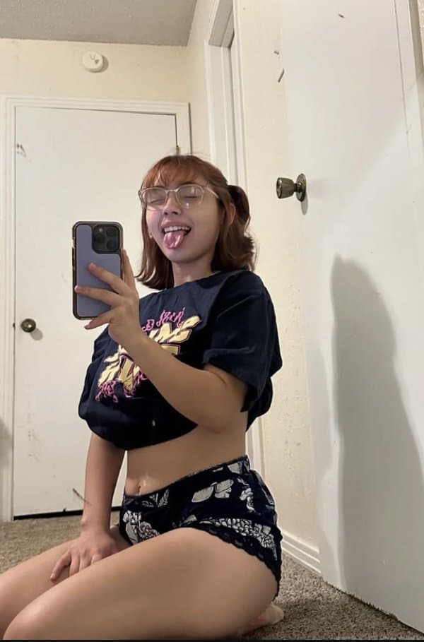 Salpicaría toda mi leche de ver como ya le cuelgan las enormes tetas a mi prima Sara