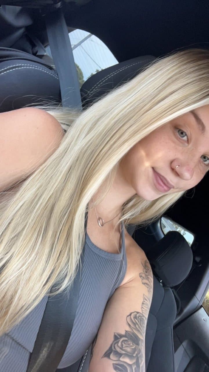 Loirinha vazou mostrando a buceta rosa gostosa