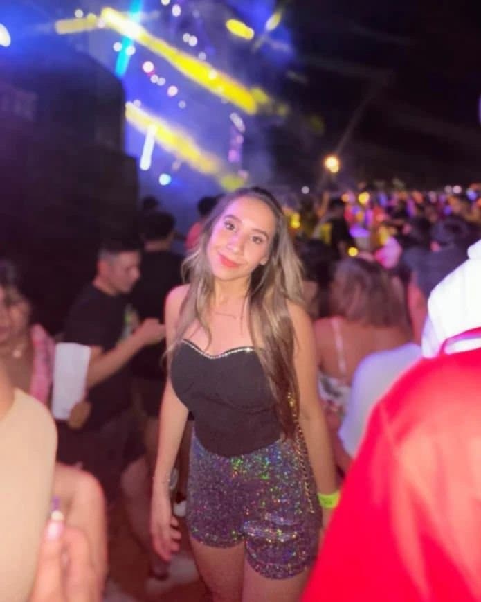 salinas_monserrat con falda de cuero