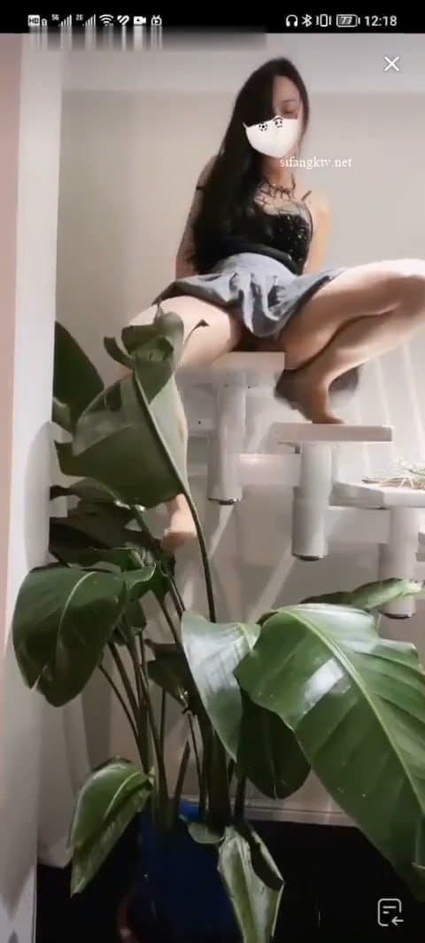 New kind of tiktok content ? - Shameless asian risky pee / piss in public on stream