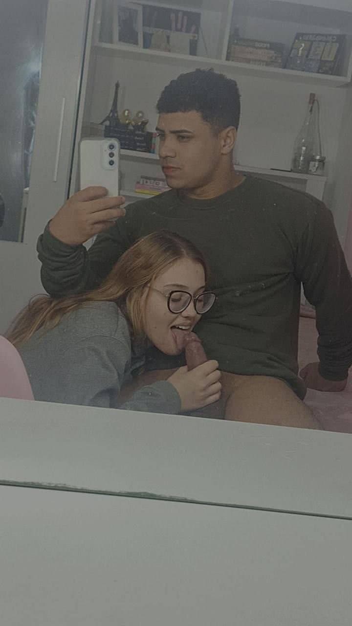 essa putinha deu pro namorado e pro amigo