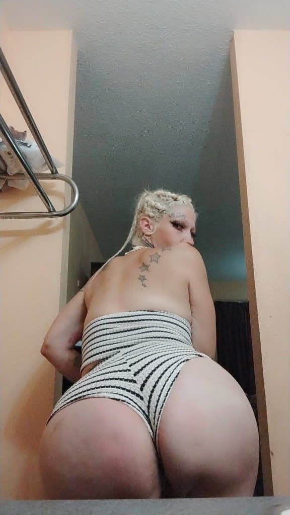 SLIM THICK 100% REAL white chocolate mom tatted big booty milfs phone