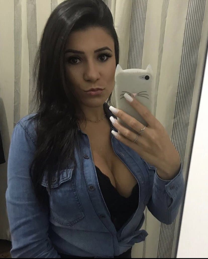 Saiu de casa só pra dar o cu pros amigos do namorado