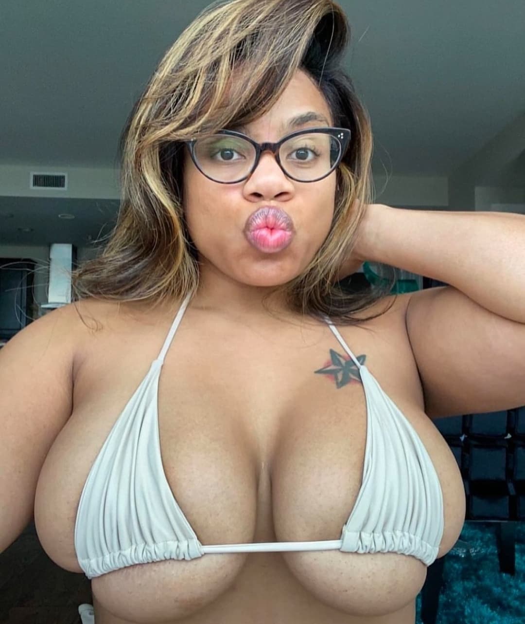 Dominique Chinn Preta Cavala Muito Gostosa