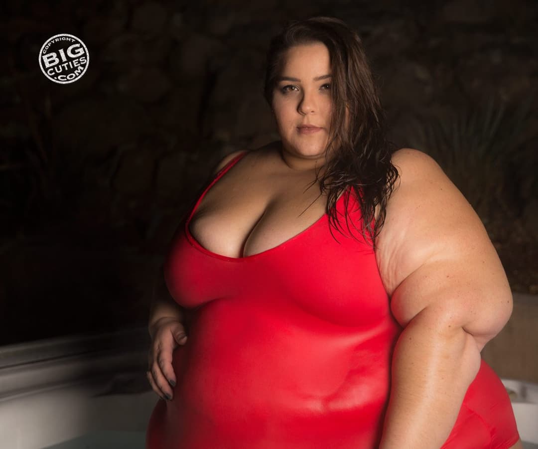Click to view full size FAT GIRL SEXY JUICY RED APPLE