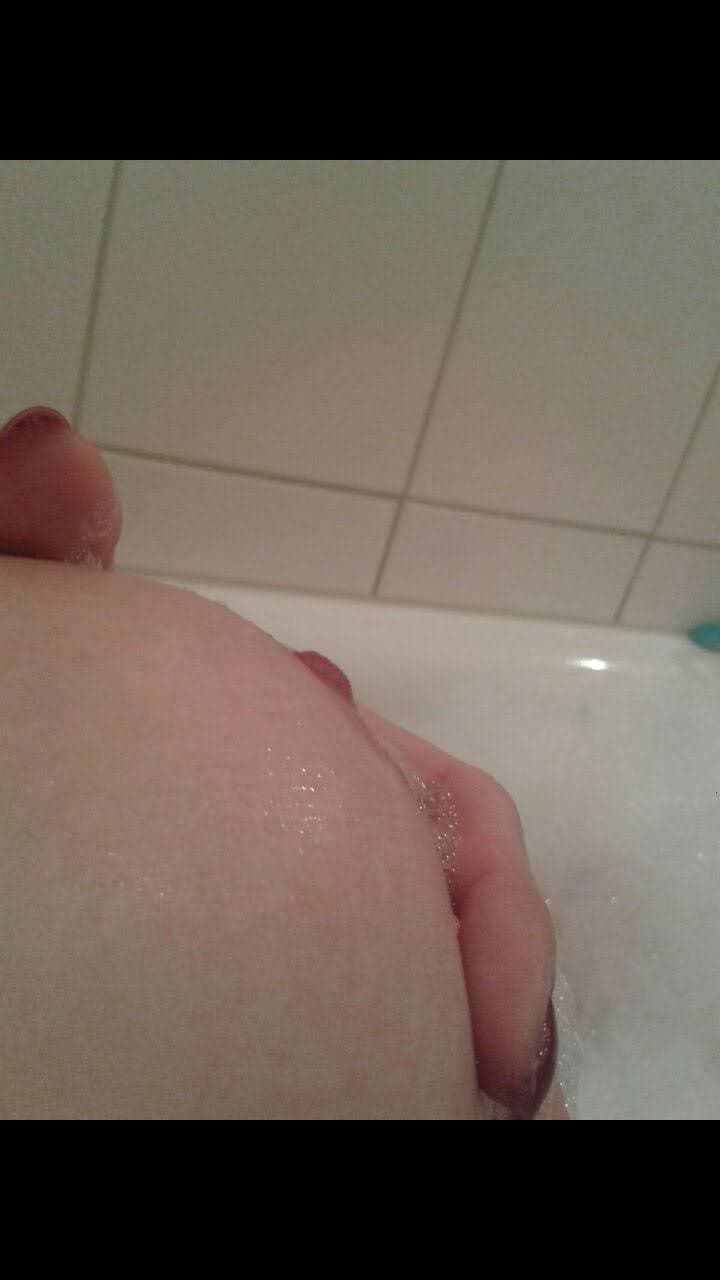 Yvonnethemilf (found my moms nudes in her early 30s)