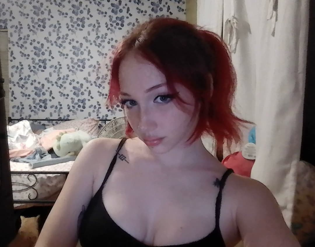 Click to view full size freckled white bitch loves showing her tits