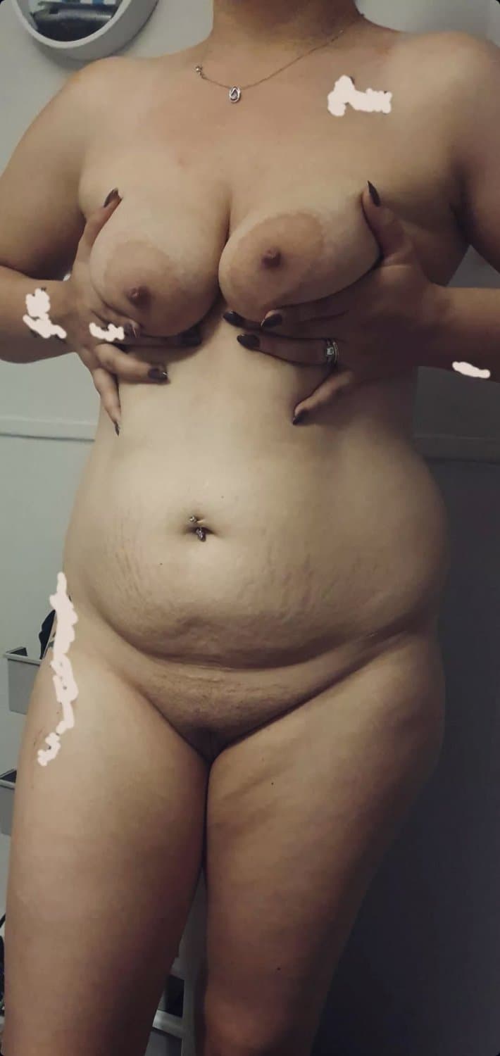 Sophie 34 England ?? hands down my favourite Webslut. Those big Areolas and chunky nipples❗️??