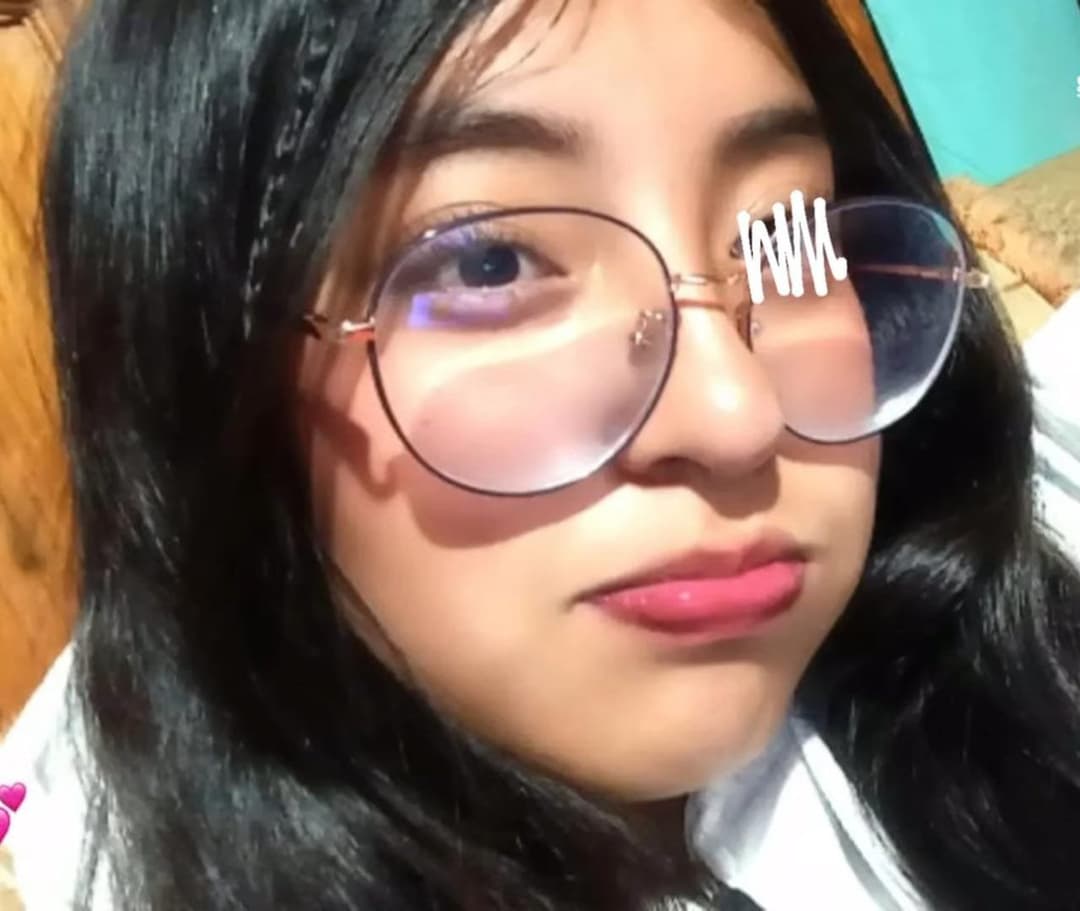 Morrita pendeja colegiala que le gusta ser exhibida y es adicta a tragar semen