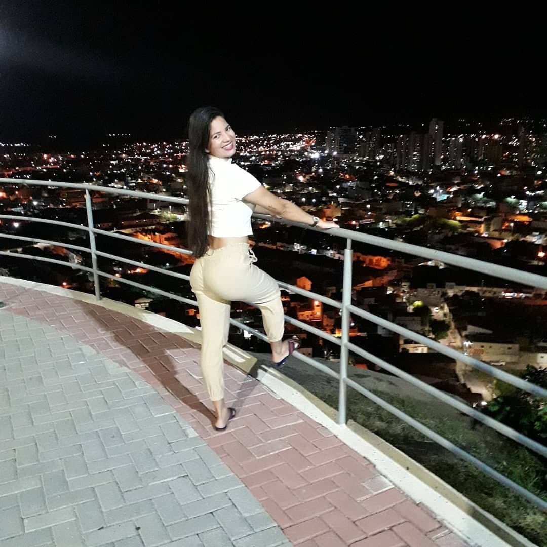 Marido da Rafinha fala que todos bate punheta para ela olha a risadinha dela que saber disso também