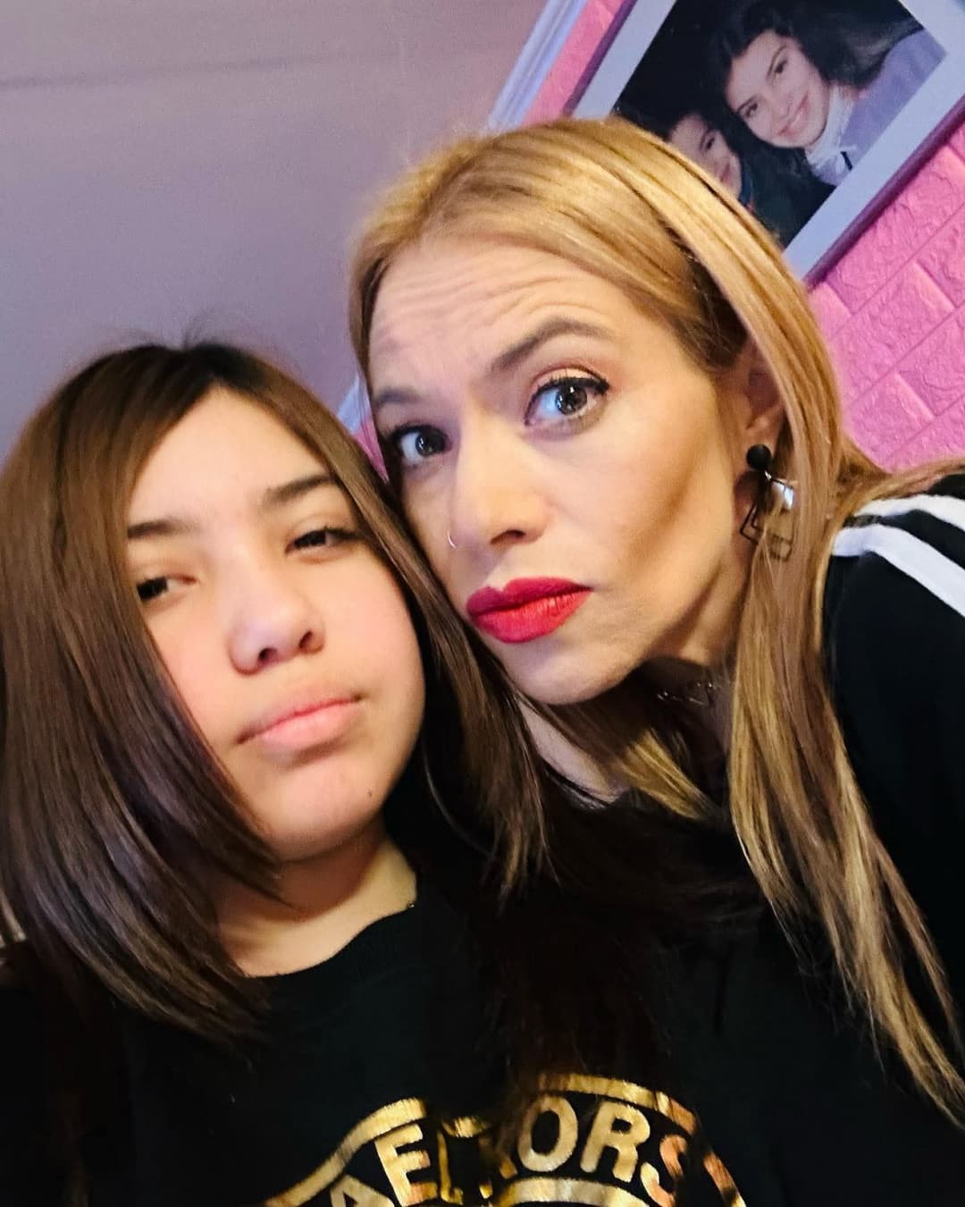 Haberme cogido a la mamá y unos años mas tarde a su hija fue excitante, las dos la chupan delicioso