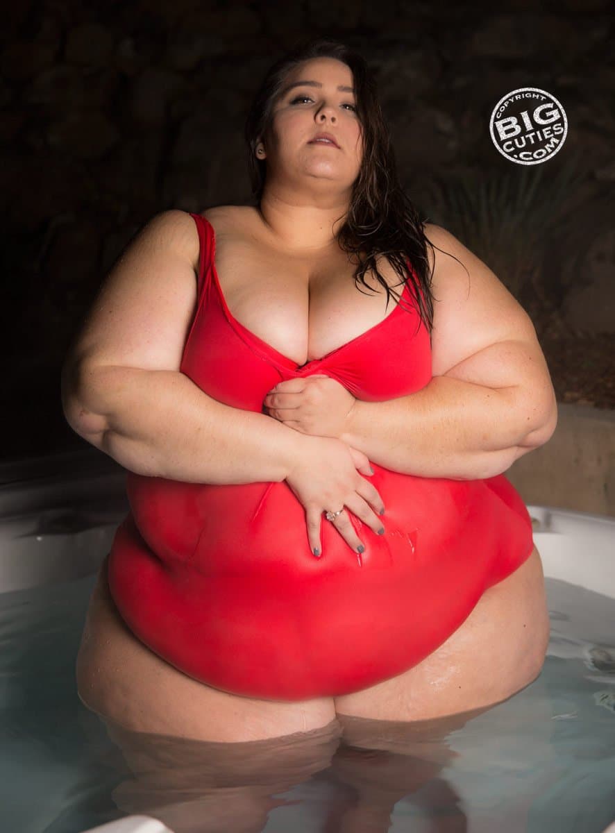 Click to view full size FAT GIRL SEXY JUICY RED APPLE