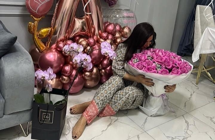 Sexy glamour feet pedicure milf