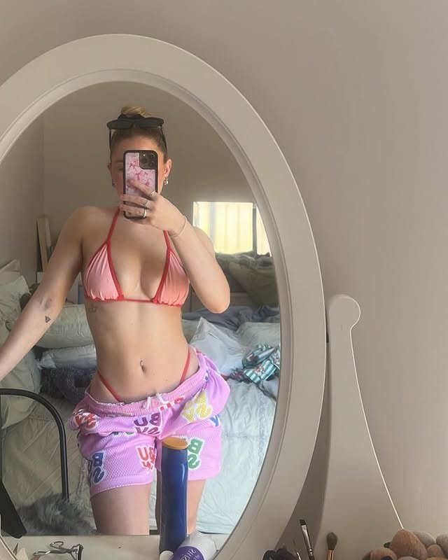 Sexy busty blonde teen Ashlyn