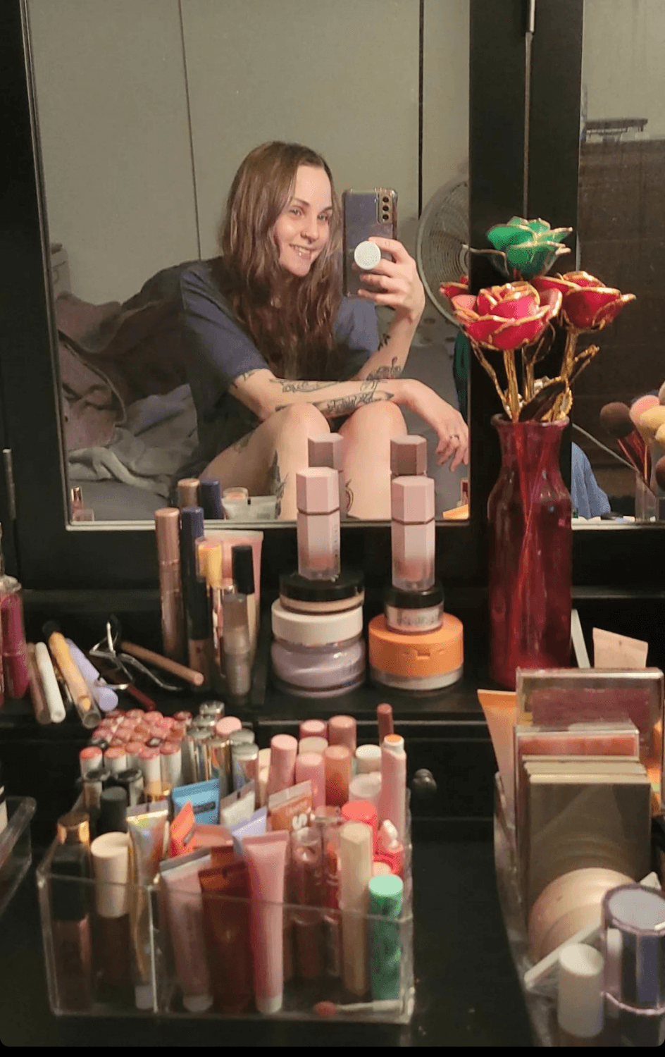 What a cute little bitch. Leaked shots of her ass and her ex husband grabbing her ass.