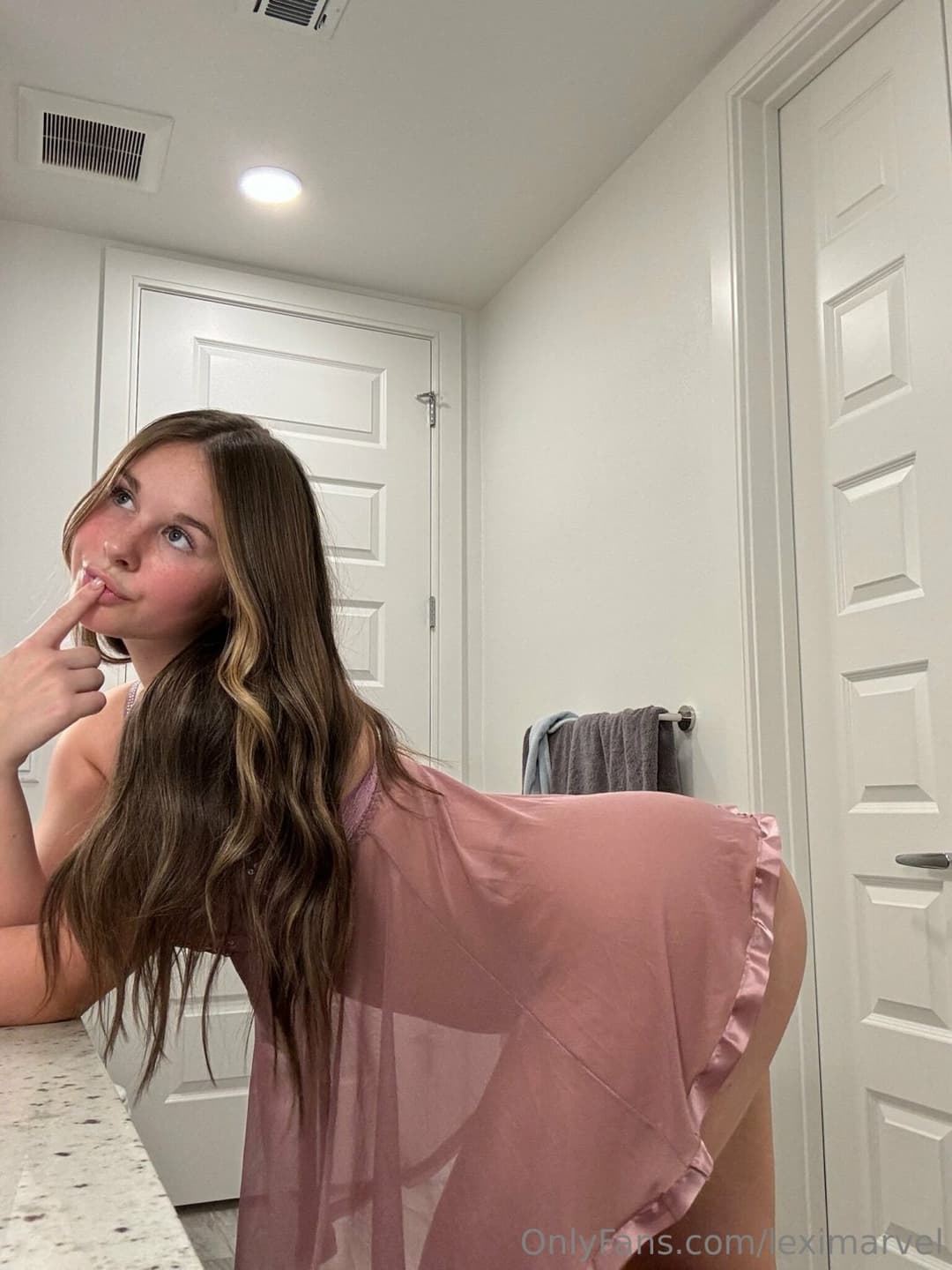 Lexixi perra con culaso y sexi figura que te hará correr