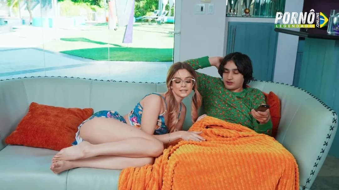 Novinha Flagrada Chupando o Pau do Namorado Porno Legendado