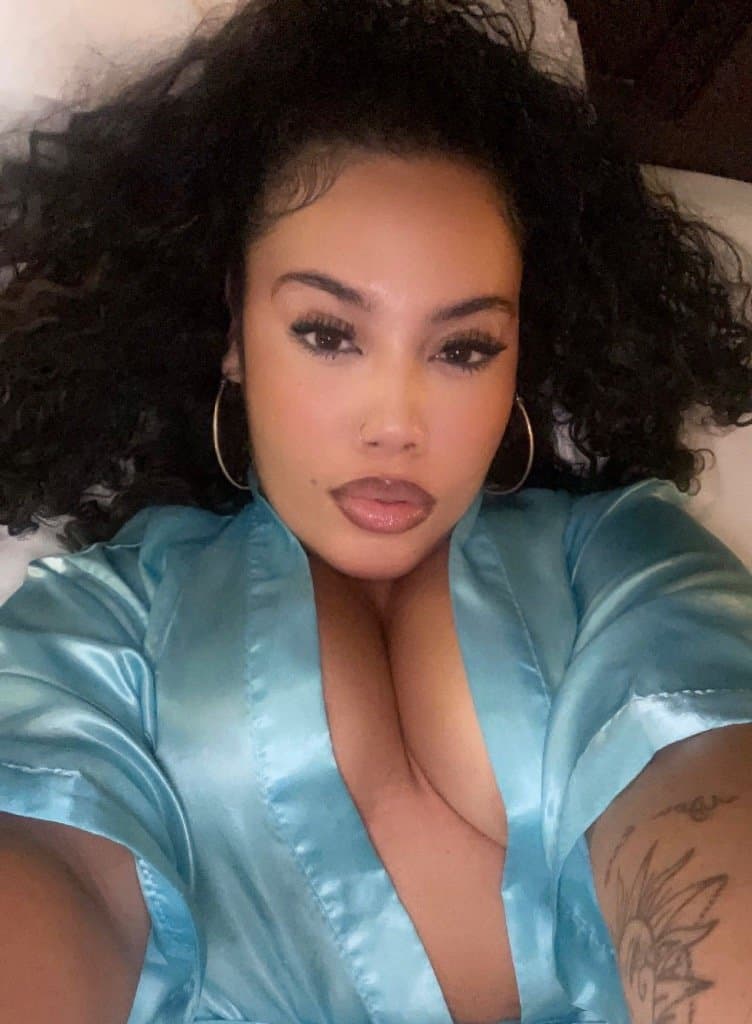 FAT BOOTY THICK ASS LATINA came in to fix her iPhone screen