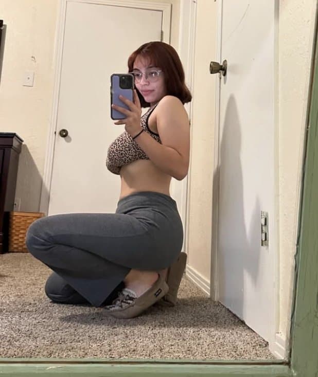 Salpicaría toda mi leche de ver como ya le cuelgan las enormes tetas a mi prima Sara