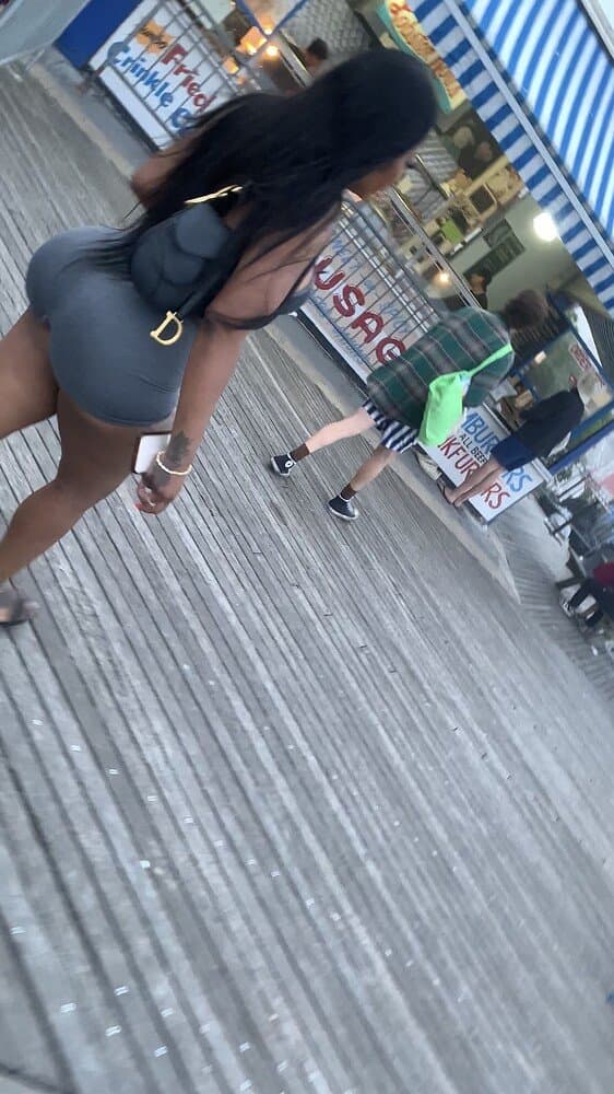 Click to view full size Big Ghetto Booty On The Boardwalk