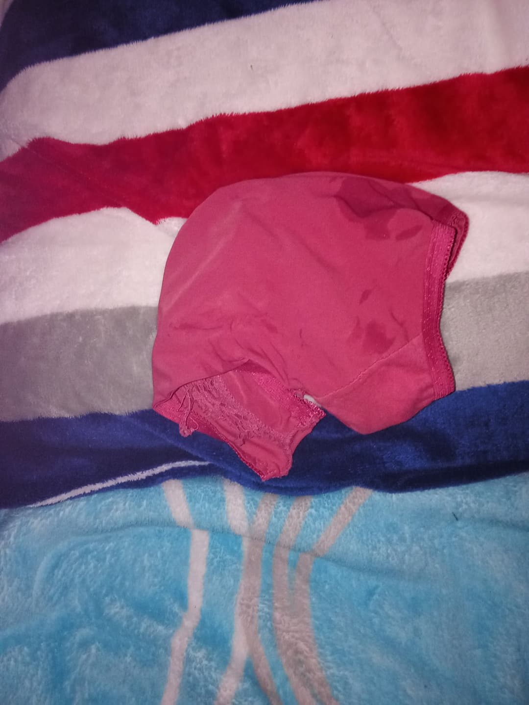 Me jalo la verga y me corro en los calzones de mi puta prima mientras duerme