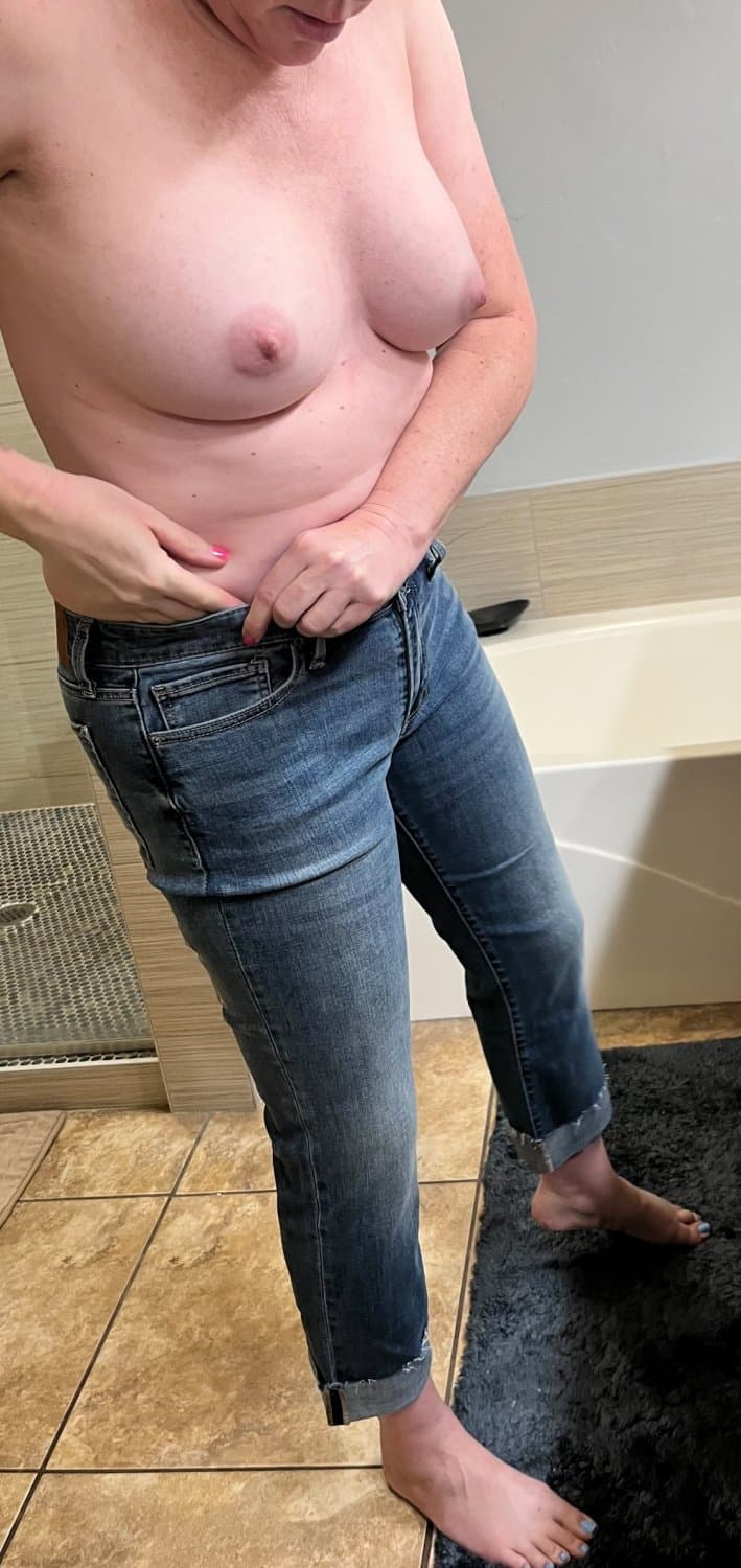 Strangers milf wife naked with sexy tits from USA (dress / undress)