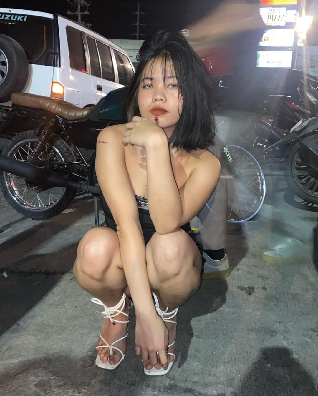 Pinay slut likes to show off her body on social media