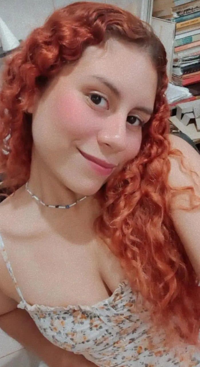 Pelirroja casero se masturba y tiene orgasmo mientras se graba