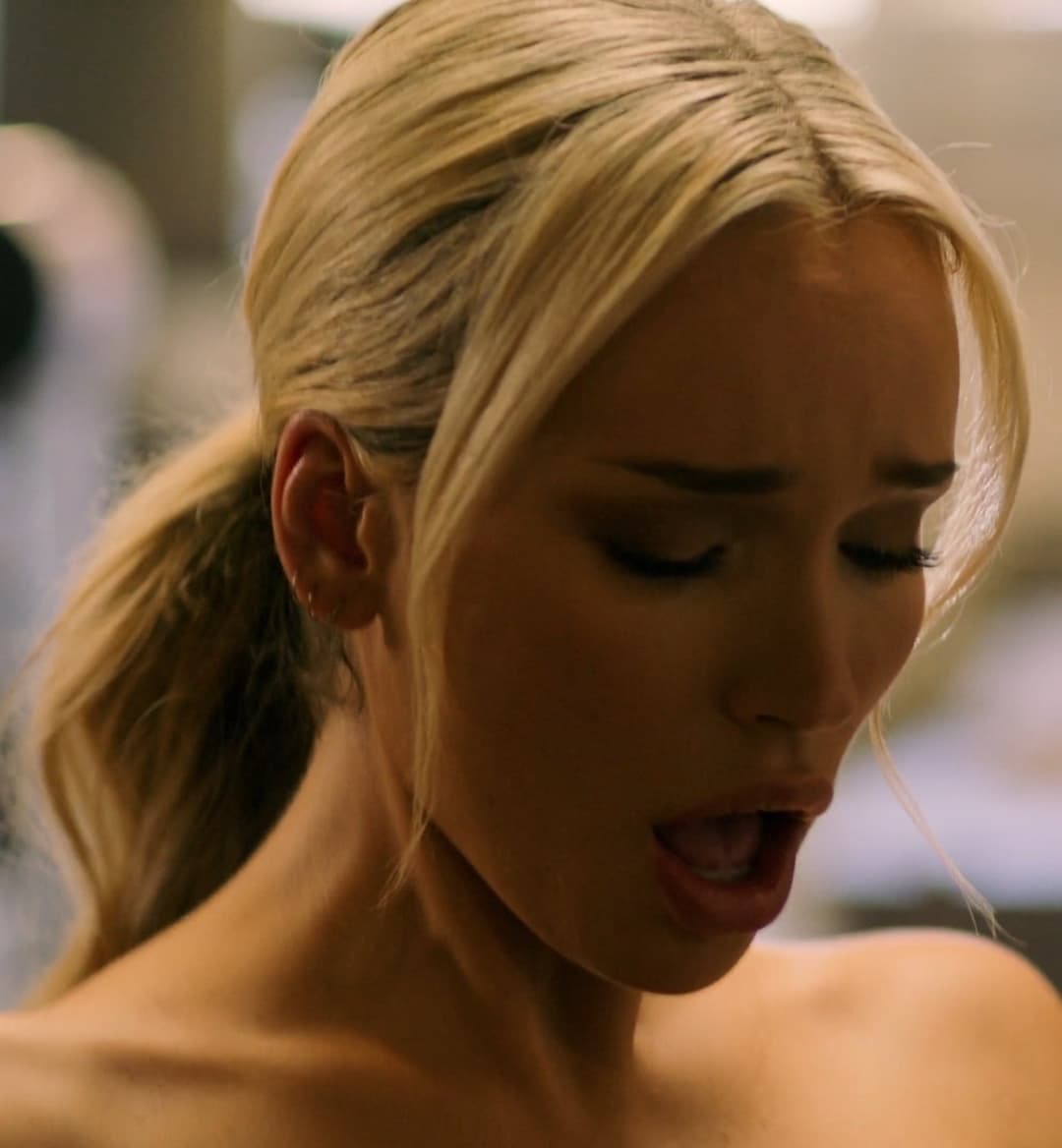 Click to view full size Rara Knupps fucks in the kitchen