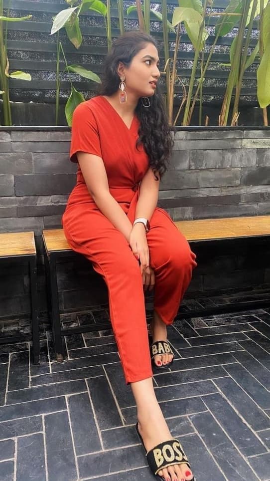 Indian telugu hyderabad girl exposing herself to her office colleague ?