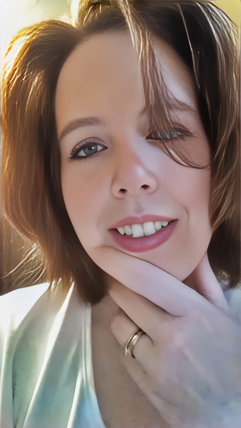 Hot Midwest Wife Gets Her Private Pictures Posted!