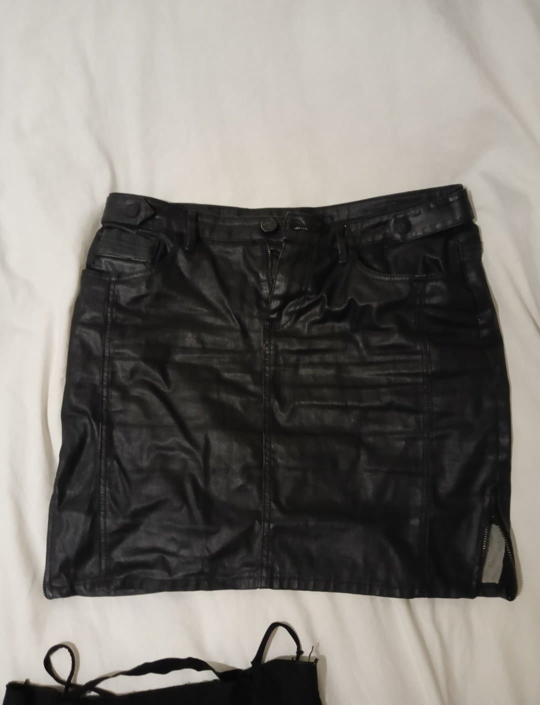 I stole mommy clothing to jerk of - J’ai volé les habits de maman pour me branler