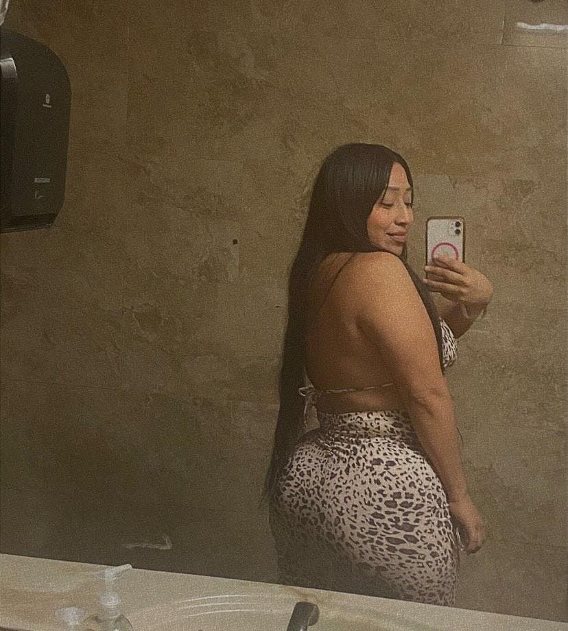 Thicc Latina takes every chance she gets to show off her thicc ass and bit tits