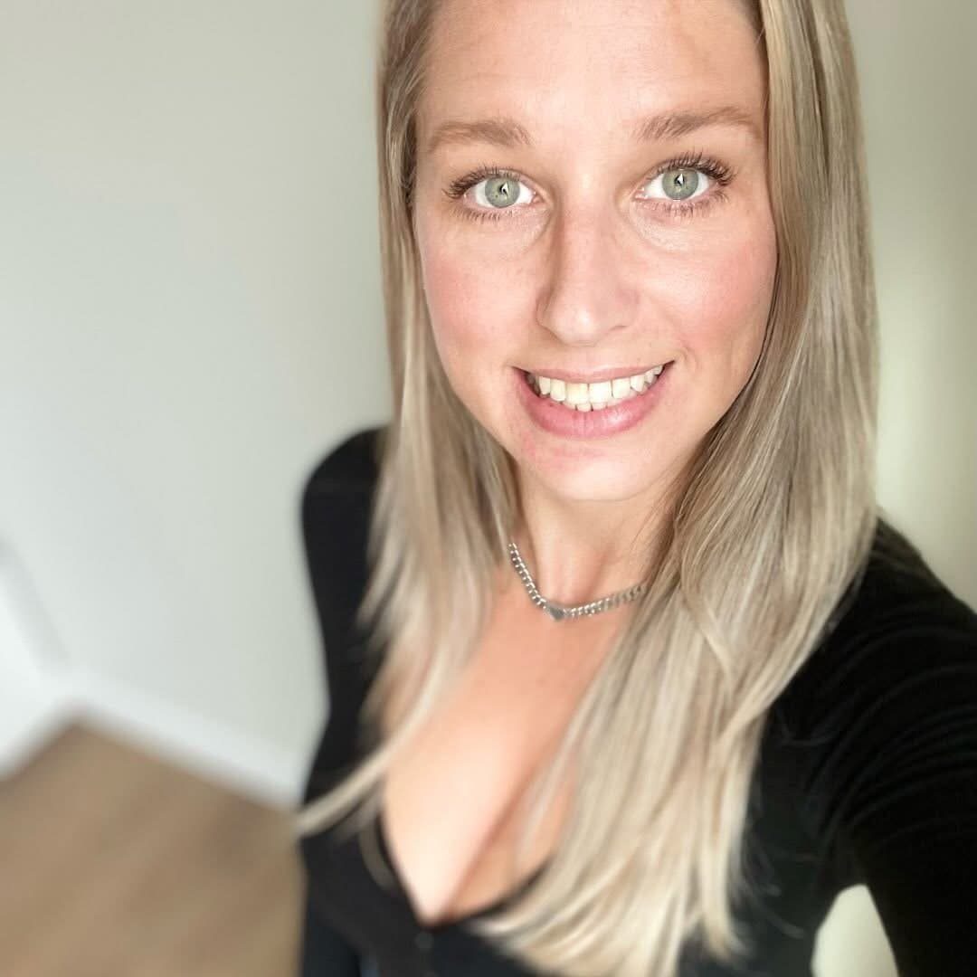 Kristin takes a break from waitressing to flash her nice titties & ass for the camera