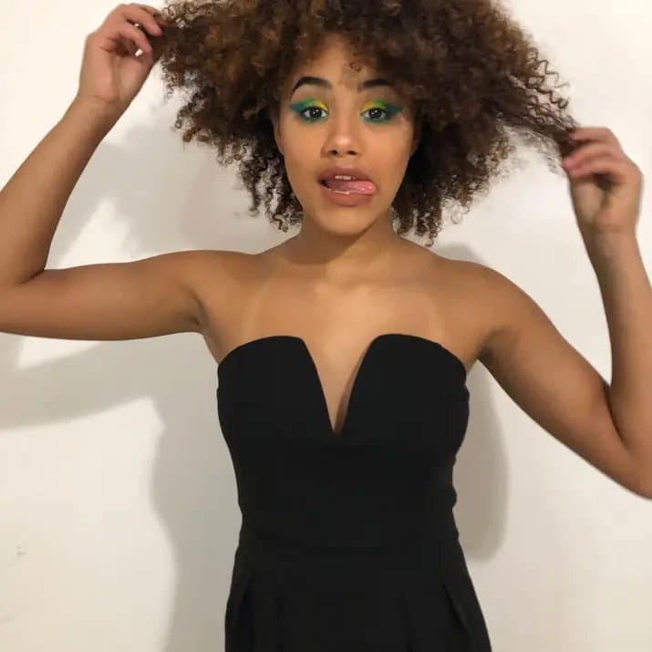 Puerto Rican teen slut Alisha jerks off stranger