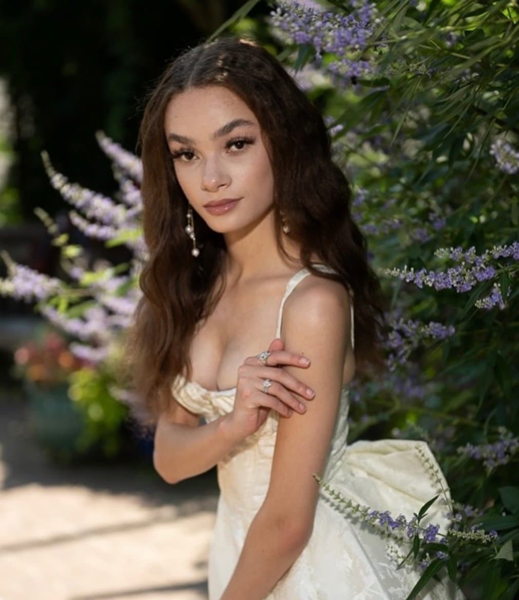 Click to view full size Petite tight girl. What your favorite feature