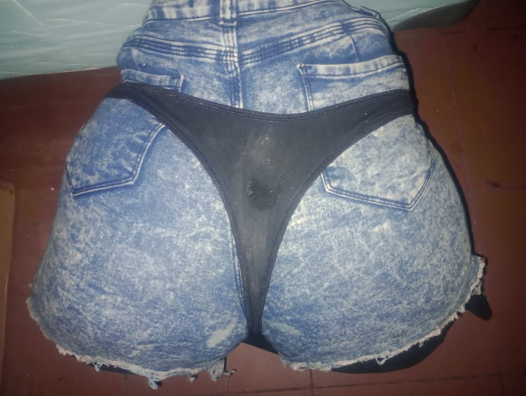 Me voy a cojer el shorts de jean de mi prima y le pasaré la lengua en la parte de su rica vajina