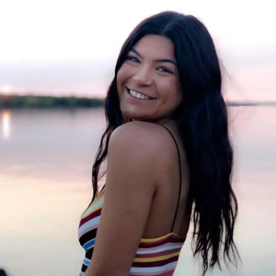 Dark haired, dark eyed sexy beauty wants you to goon