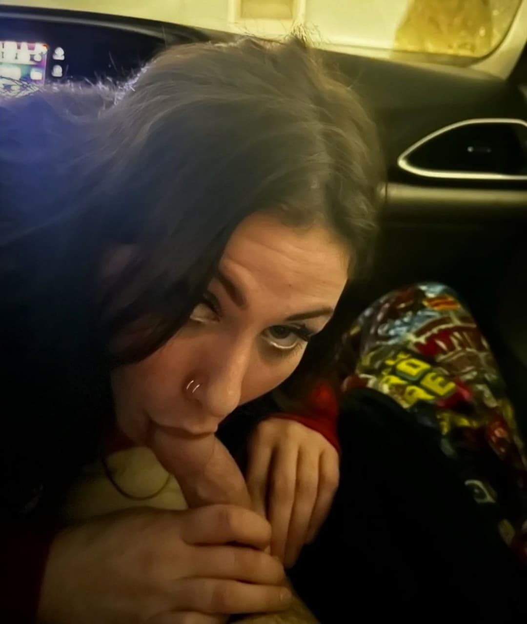 Delivery driver makes herself useful. Give her a back door delivery