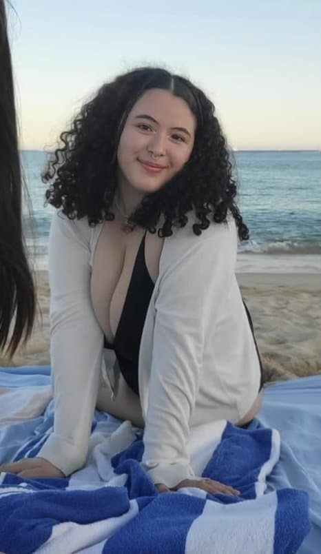 Click to view full size Zorra de buen cuerpo calienta a todos mostrando su enorme culote en bikini