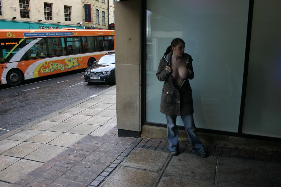 Amature in UK (001a): Baroness from Newcastle are naked outside